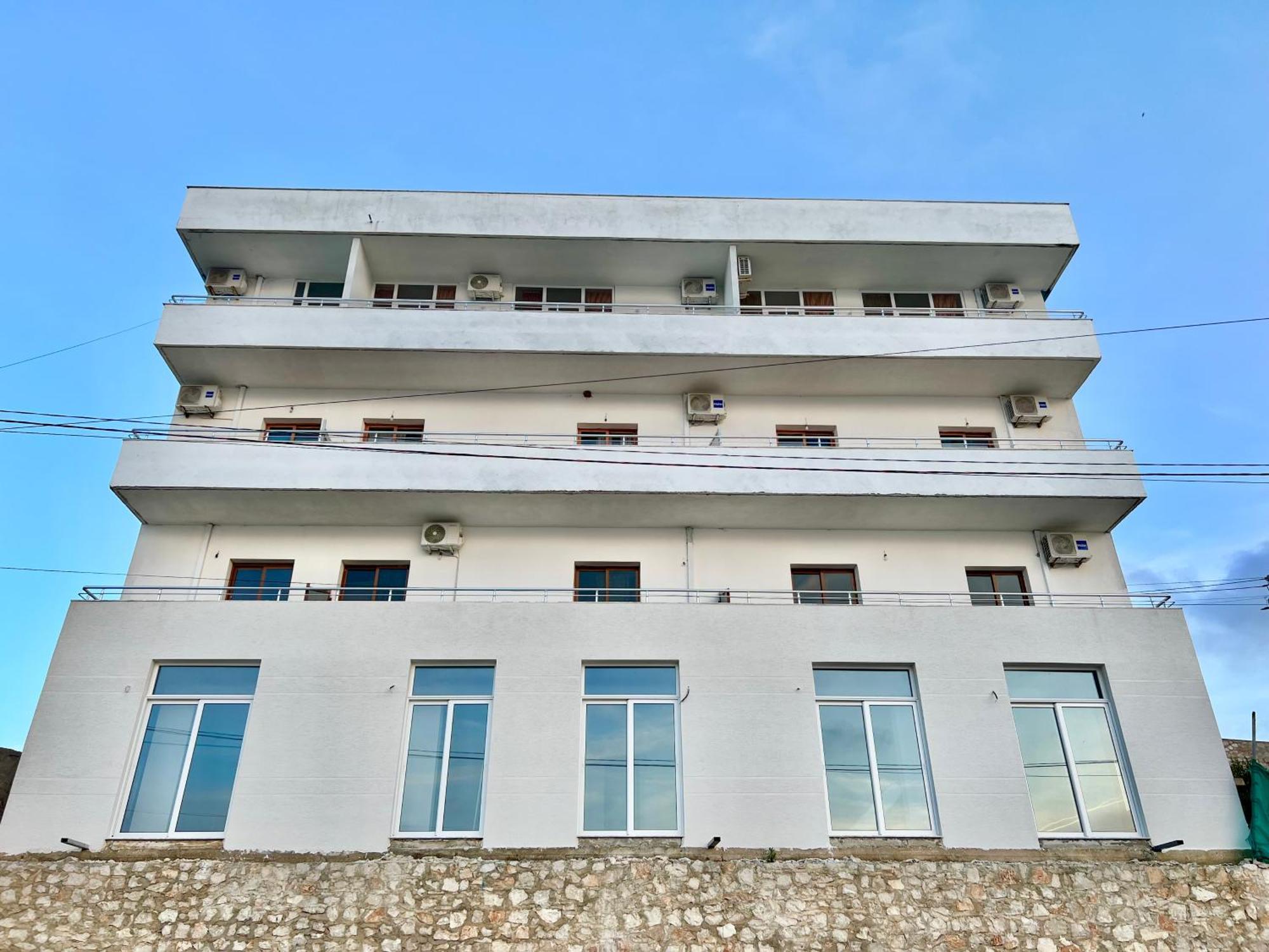 Redi'S Seaview Apartments Sarande Bagian luar foto