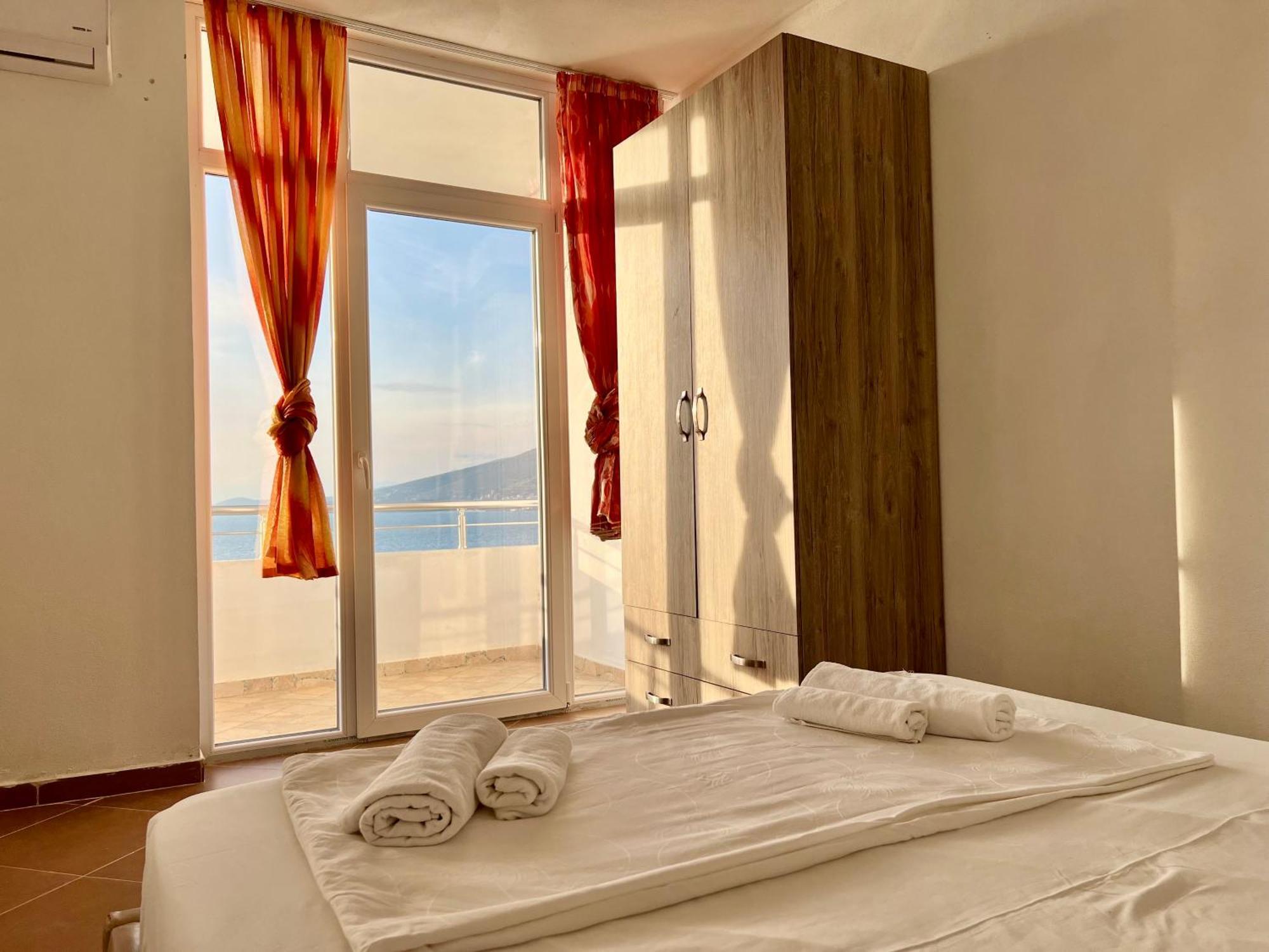 Redi'S Seaview Apartments Sarande Bagian luar foto