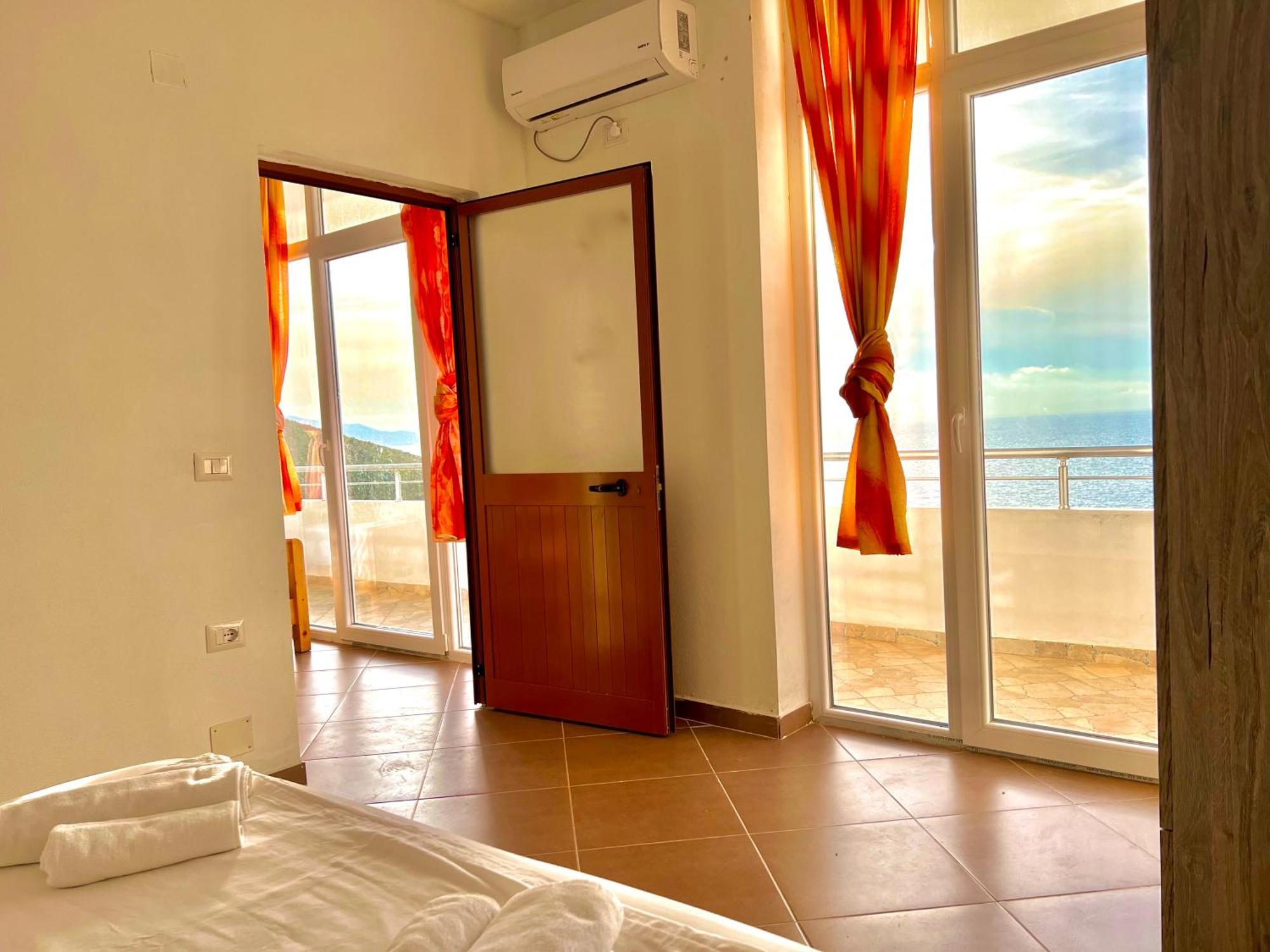 Redi'S Seaview Apartments Sarande Bagian luar foto