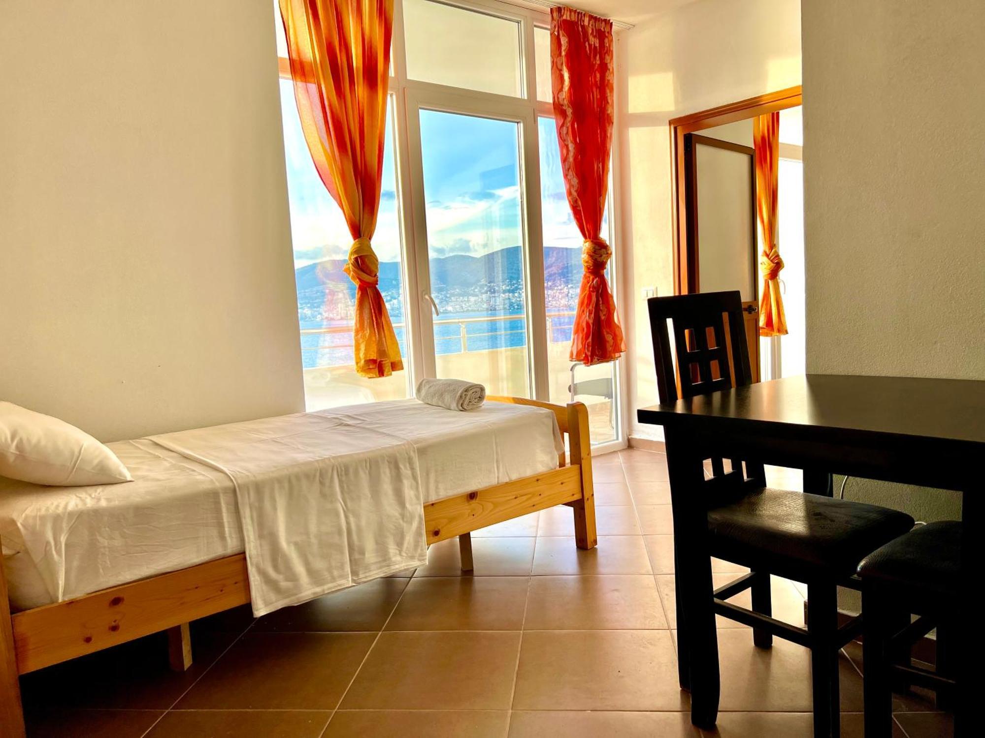 Redi'S Seaview Apartments Sarande Bagian luar foto