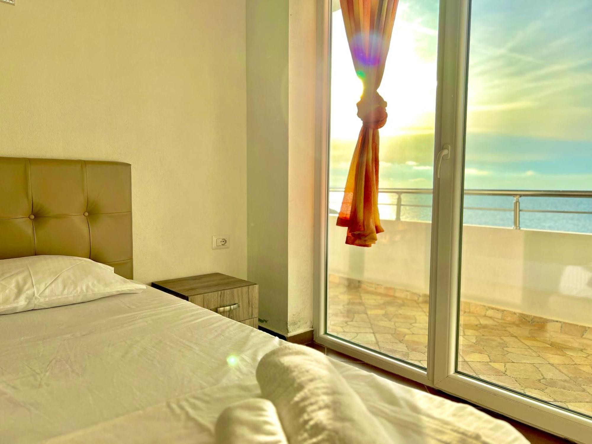 Redi'S Seaview Apartments Sarande Bagian luar foto