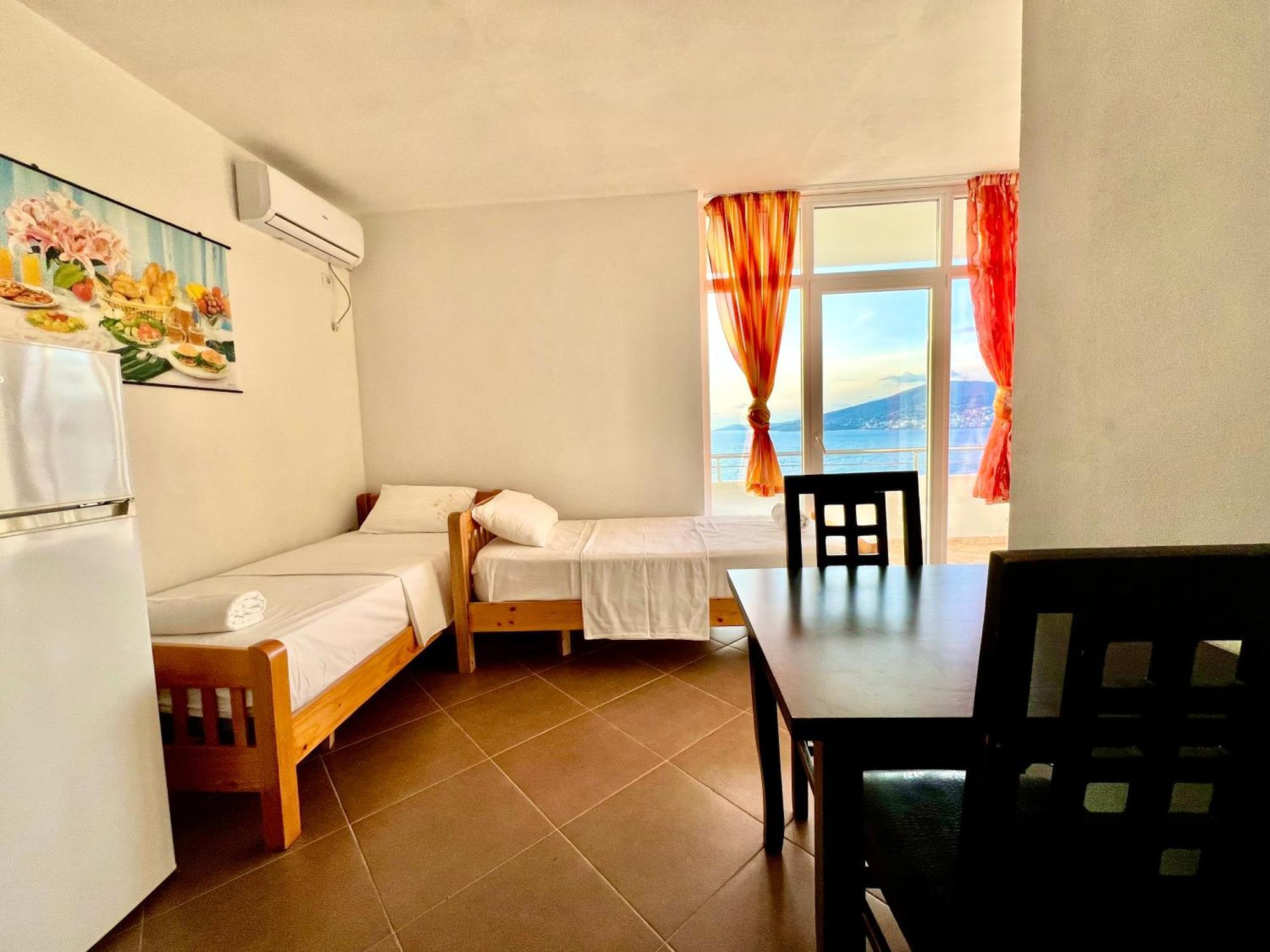 Redi'S Seaview Apartments Sarande Bagian luar foto