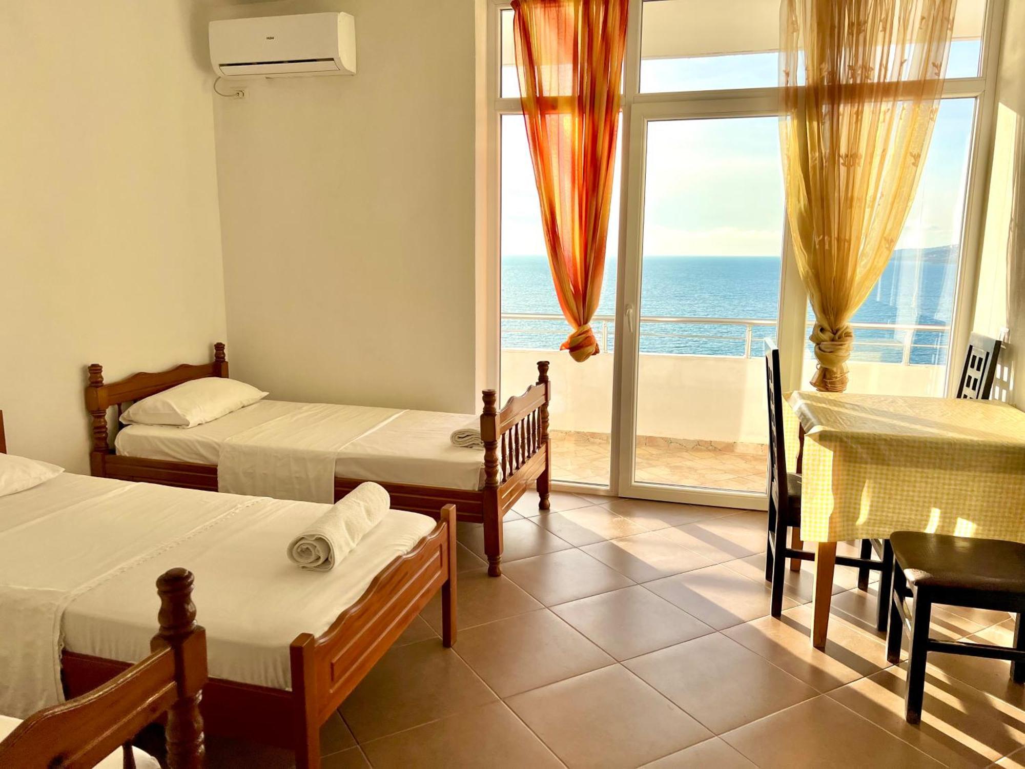 Redi'S Seaview Apartments Sarande Bagian luar foto