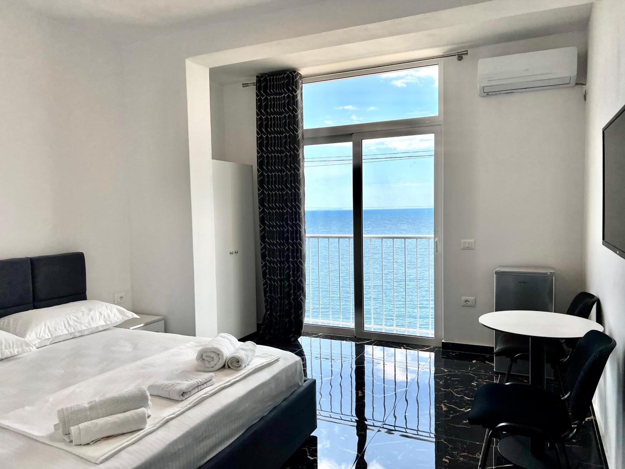 Redi'S Seaview Apartments Sarande Bagian luar foto