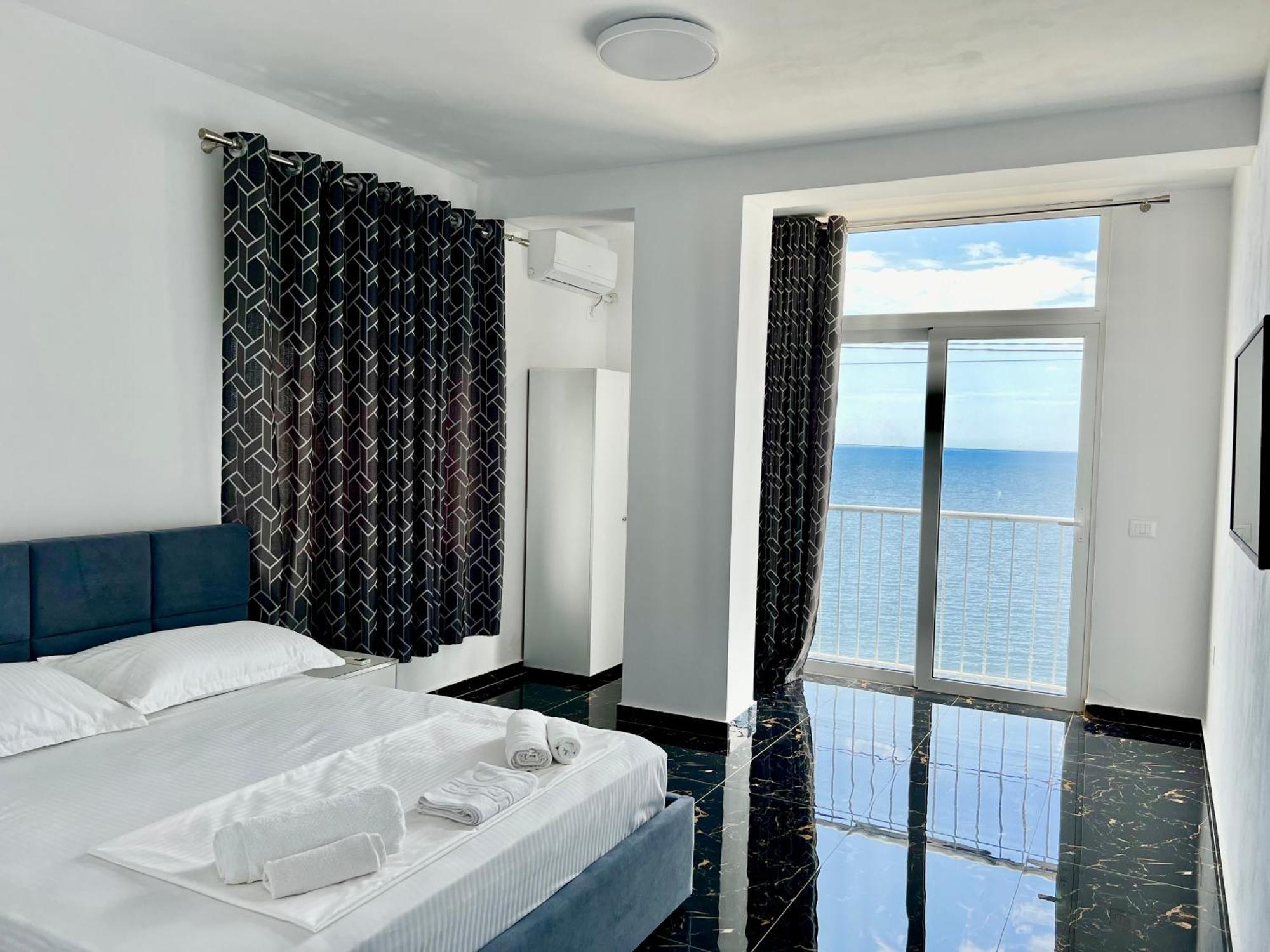 Redi'S Seaview Apartments Sarande Bagian luar foto