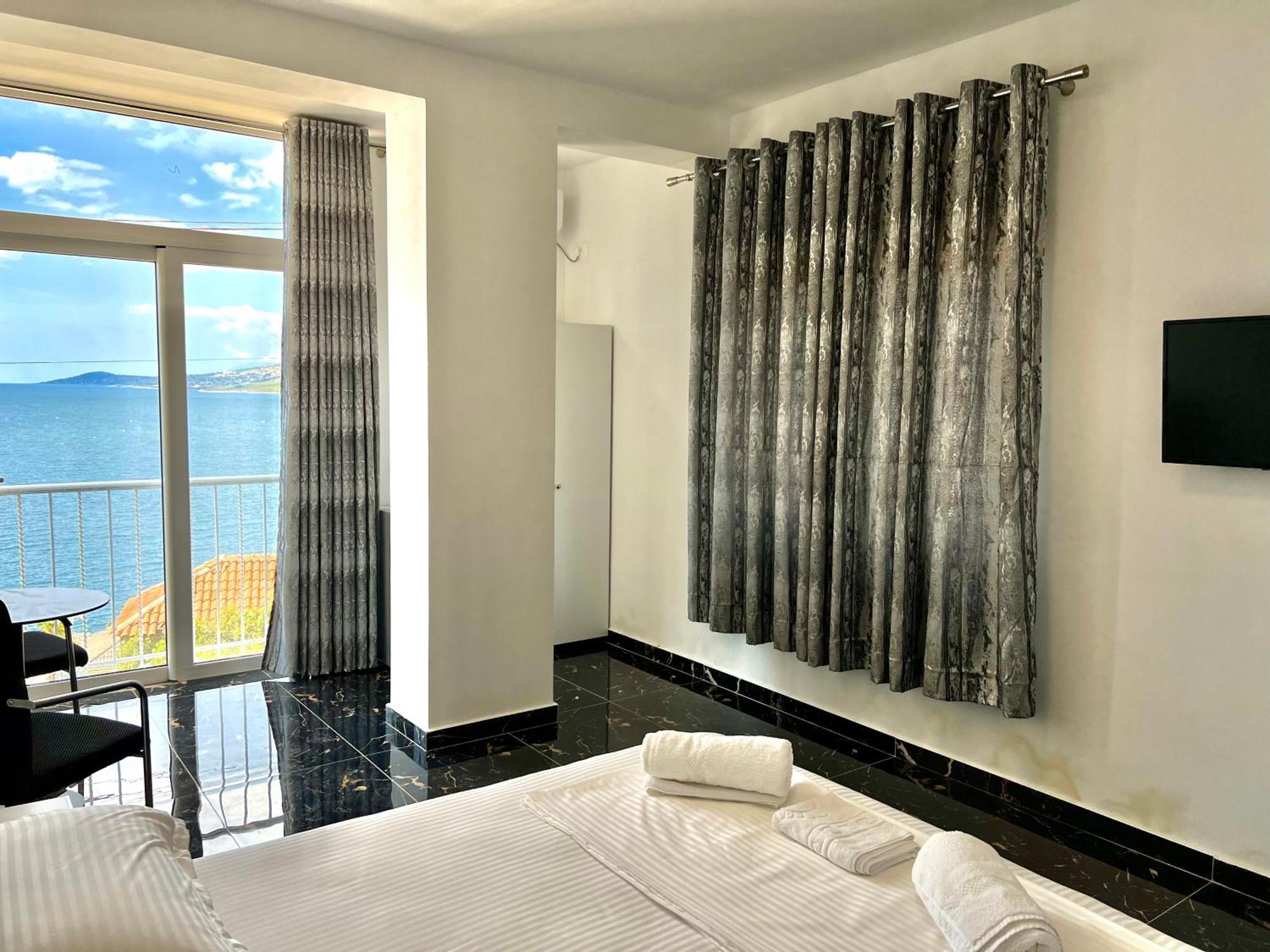Redi'S Seaview Apartments Sarande Bagian luar foto