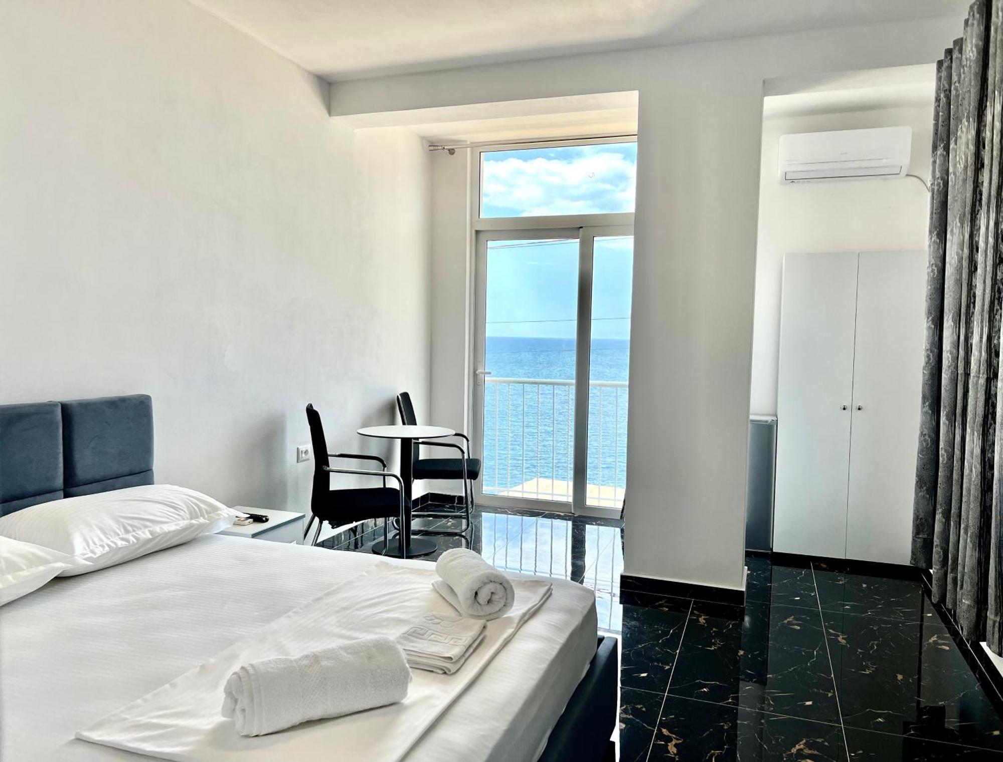 Redi'S Seaview Apartments Sarande Bagian luar foto