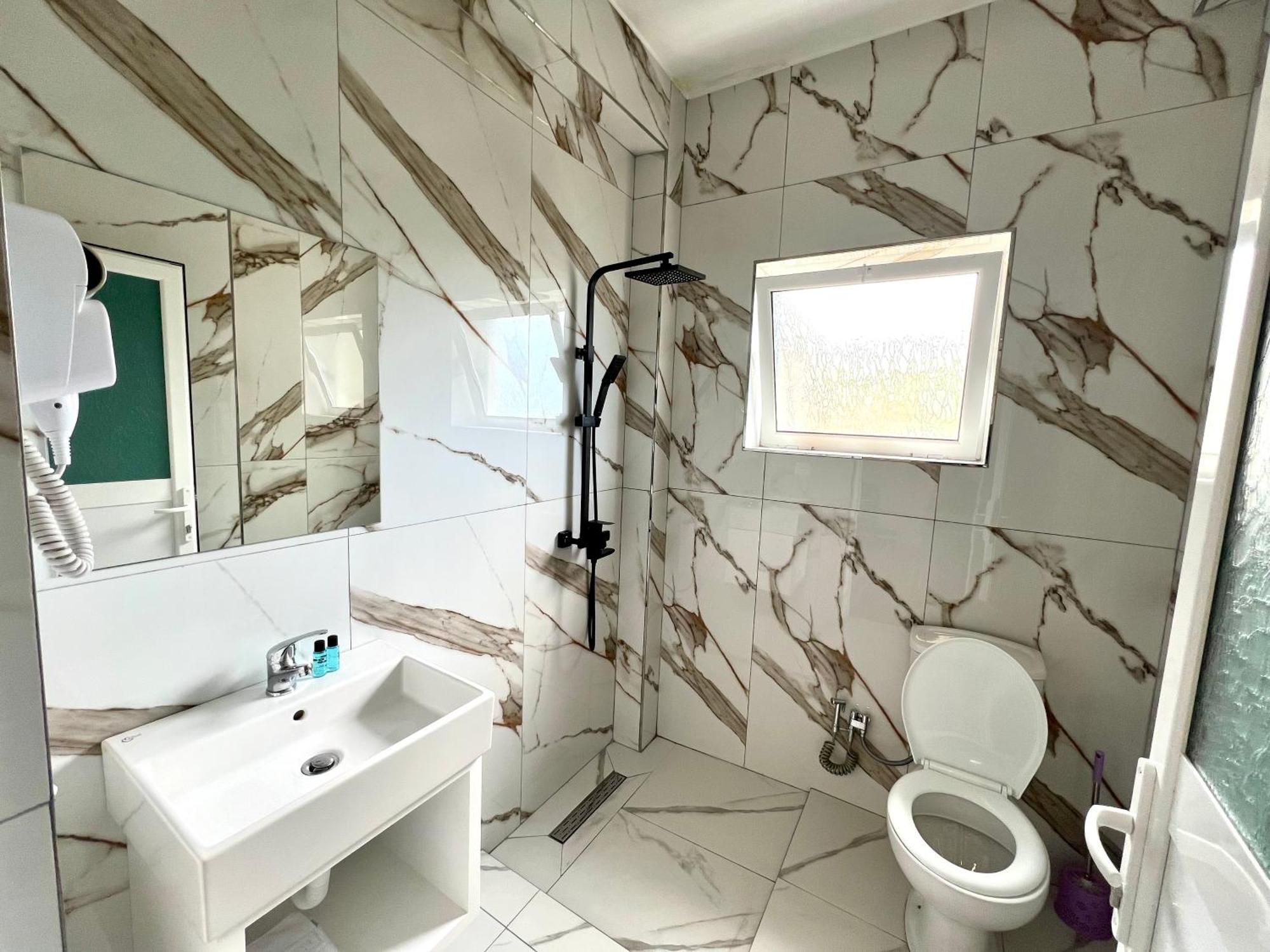 Redi'S Seaview Apartments Sarande Bagian luar foto