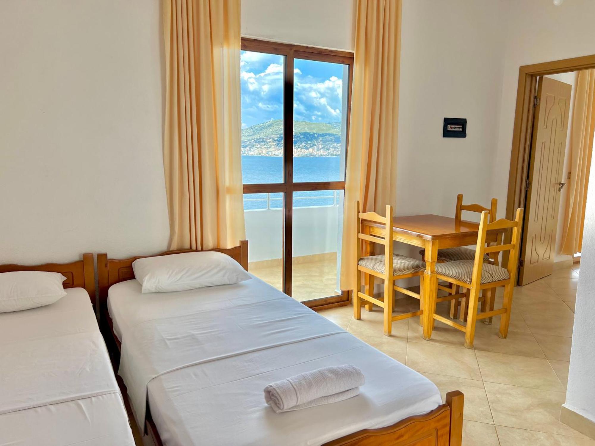 Redi'S Seaview Apartments Sarande Bagian luar foto