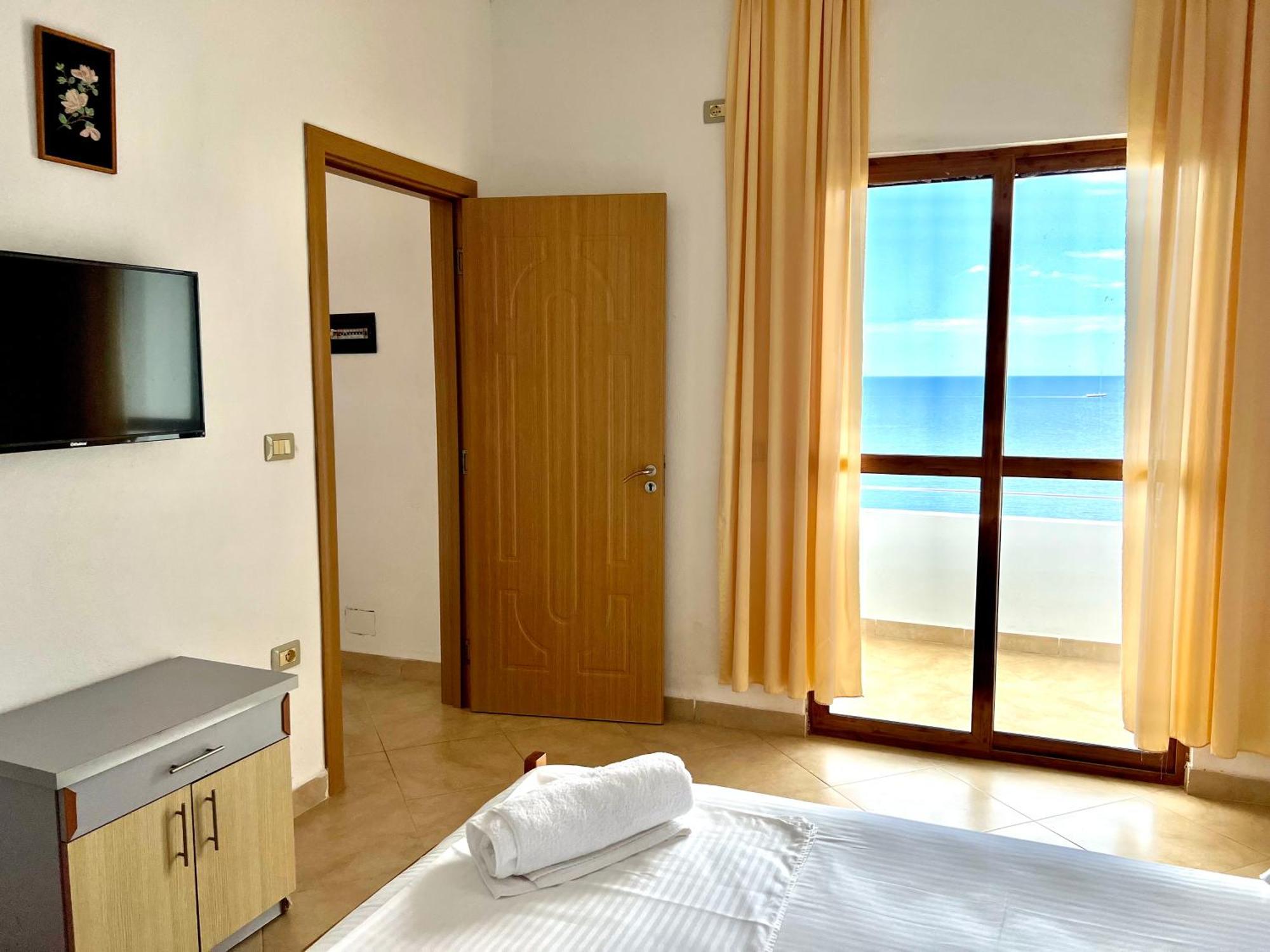 Redi'S Seaview Apartments Sarande Bagian luar foto