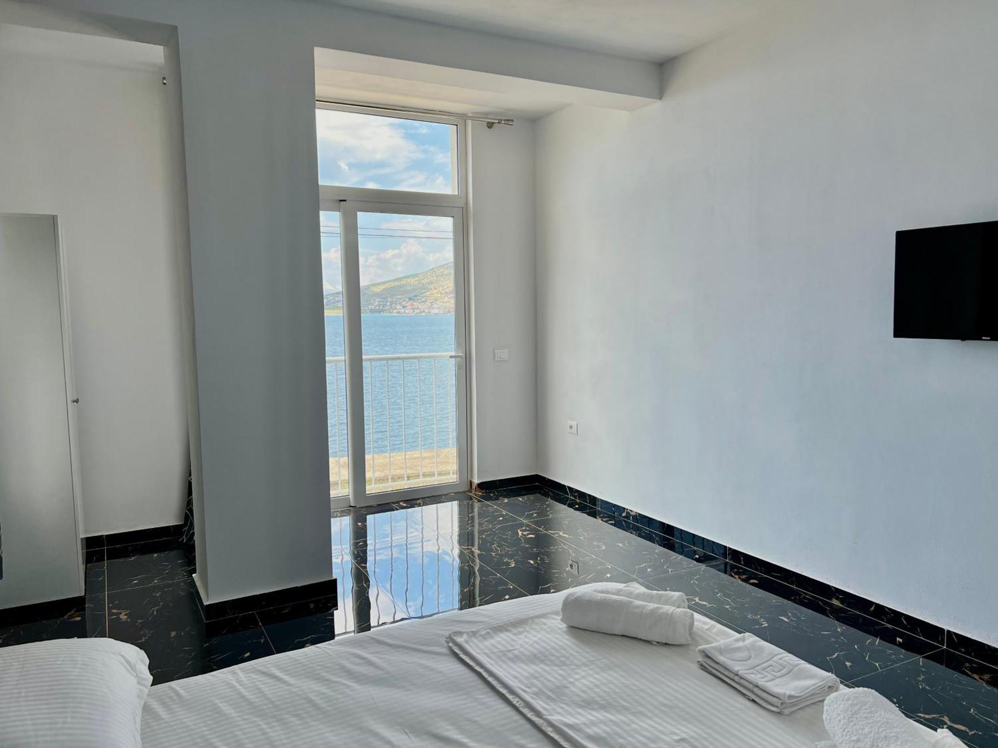 Redi'S Seaview Apartments Sarande Bagian luar foto